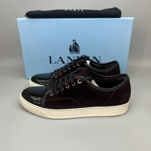 Lanvin Dbb1 Patent Cap Toe Sneaker Vinröd - • The shoes have only been worn a few times and are in like-new condition  • Size: EU41 / UK7 (fits 42)  • Color: Burgundy / Wine Red  • Retail price: 5000 SEK / 450€  • Box & dustbag is included