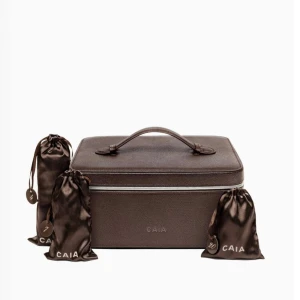 CAIA Advent Calendar   - Räkna ner till jul med 29 produkter i full-size, fördelade i 24 påsar, med ett sammanlagt värde på 8505 SEK. Kalendern kommer i ett elegant, användningsbart beauty case och bjuder på en handplockad mix av smink, hudvård, kroppsvård, hårvård och accessoarer — med 8 helt nya produkter och 8 nya nyanser och dofter. En magisk skönhetsresa att upptäcka dag för dag.