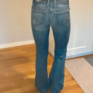 Lågmidjade bootcut jeans - Lågmidjade utsvängda jeans med supersnygga fickor❤️ storlek 25, midjemåttet tvärs över är 38 cm och innerbenslängden 83 cm ungefär❤️