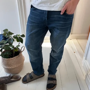 Jack and Jones jeans - Sköna Jack and Jones jeans. Inga defekter, modellen är 180,75 kg och bär 33 / 30 . Måten A: 43 cm B: 99 cm. 🏆😇