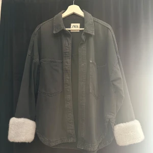 Zara Jeansjacka med päls armar - Jätte söt Jeansjacka med skräddarsydd päls armar 