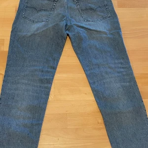 2 par Diesel jeans W33 L32, W32 L32 - Snygga blå jeans med rak passform och klassisk femficksdesign. Jeansen har normal midja och är tillverkade i ett slitstarkt denimtyg. Perfekta för en avslappnad och stilren vardagsstil. Två par, par 1 har 33w 32l och par 2 har 32w 32L 650kr per byxa
