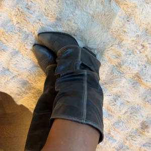 Folded boots  - Säljer mina jäääättteee snygga boots då dem är lite för små, de är i storlek 37 har använt 1 gång så dem ser nya ut fortfarande, köpta för 799kr säljer för 550❤️