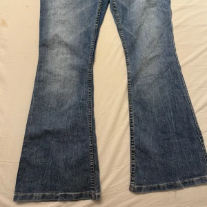 Lågmidjade bootcut jeans - Måste tyvärr sälja dessa jättesnygga lågmidjade jeans då dom inte passar mig😭 skitsnygga med ascoola fickor där fram. Skulle säga att de passar strl 38-40. Väldigt bra skick med endast lite slitningar nere vid foten som visas på sista bilden. 💗