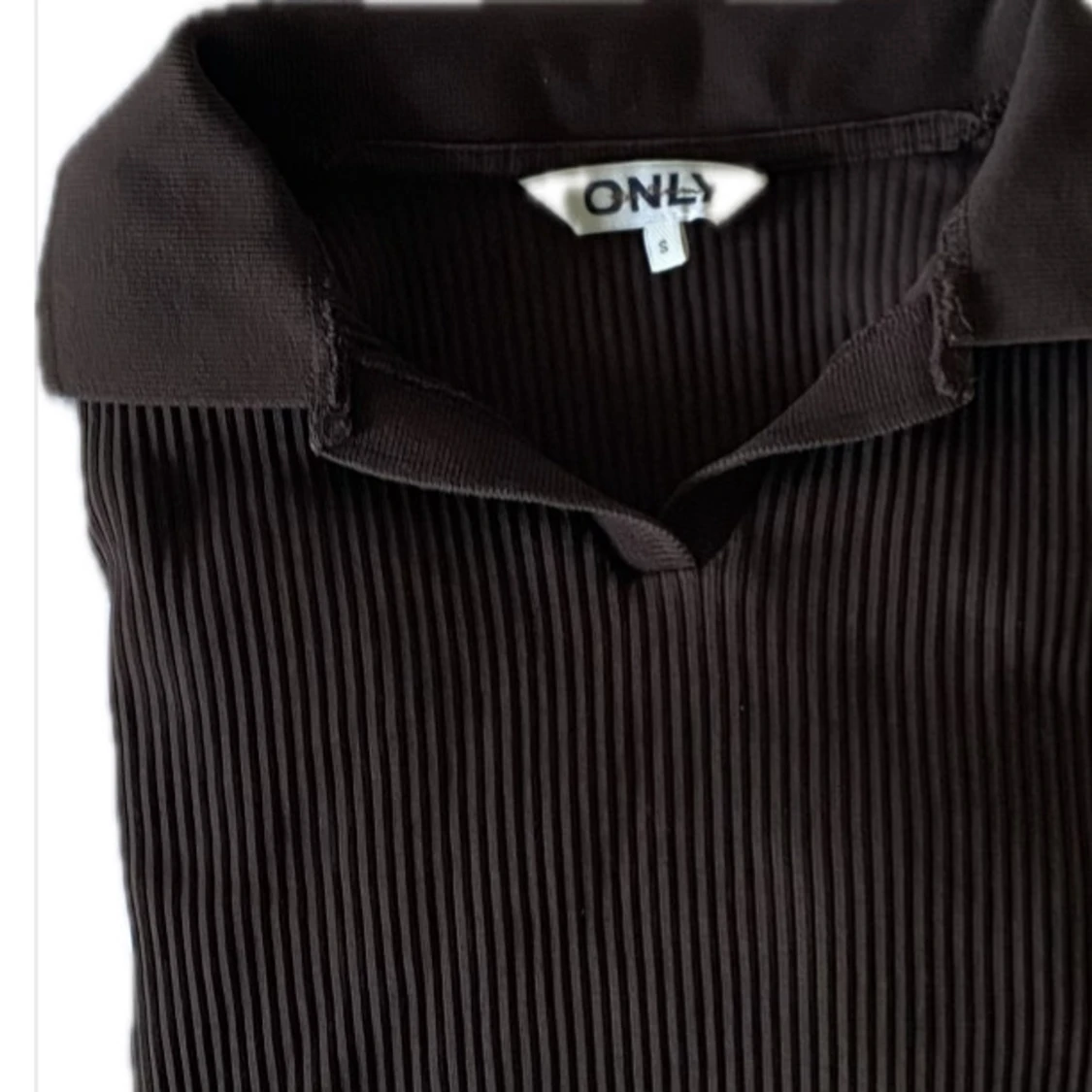 Brun ribbad pikétröja från ONLY - 1