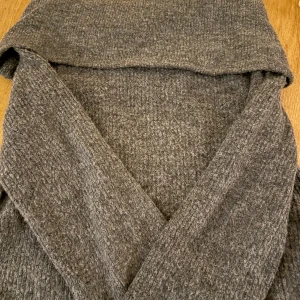 Off shoulder stickad tröja  - Strl XS perfekt för hösten.