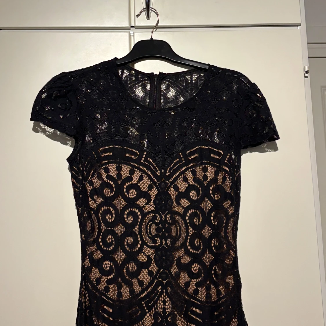 Svart lång spetsklänning med mönster - 4