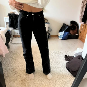 Svarta raka jeans med hög midja - Säljer ett par svarta jeans med hög midja och raka ben. De har silverfärgade knappar och dragkedja. Från bubbelroom, storlek 36/S