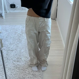 Y2K cargo byxor  - supercoola y2k cargo byxor från Urban outfitters! Har används 2 ggr och är i helt perfekt skick. Byxorna är stretchiga vid midjan. Midjemått rakt över: 36cm. Innerben: 76cm. skriv vid frågor eller funderingar😚😚
