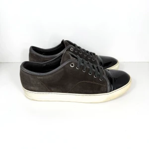 Lanvin Patent Cap Toe - Klassiska Lanvin med glansig tå. Bruna & svarta. UK 8 fits 42-43. Skick: 8/10. Retail: 5,500 SEK.