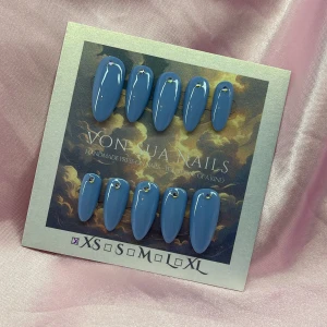 Blue (XS);Medium Almond - Snygga handgjorda press-on naglar i en cool blå nyans med glansig finish. Varje nagel är dekorerad med en liten strassten vid nagelbandet för extra bling. Formen är medium och mandel, perfekt för dig som vill sticka ut. Kommer i storlek XS: 14 mm, 11 mm, 11,5 mm, 10 mm, 8 mm 