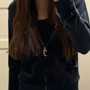 Mörkblå juicy couture kofta - Mysig mörkblå juicy couture kofta/ hoodie .Perfekt för chill dagar och har en snygg detalj med metall- glitter dragkedja. Enkel och stilren design som passar till det mesta. Köpte den för 1000kr och säljer för minst 500, skriv för frågor 