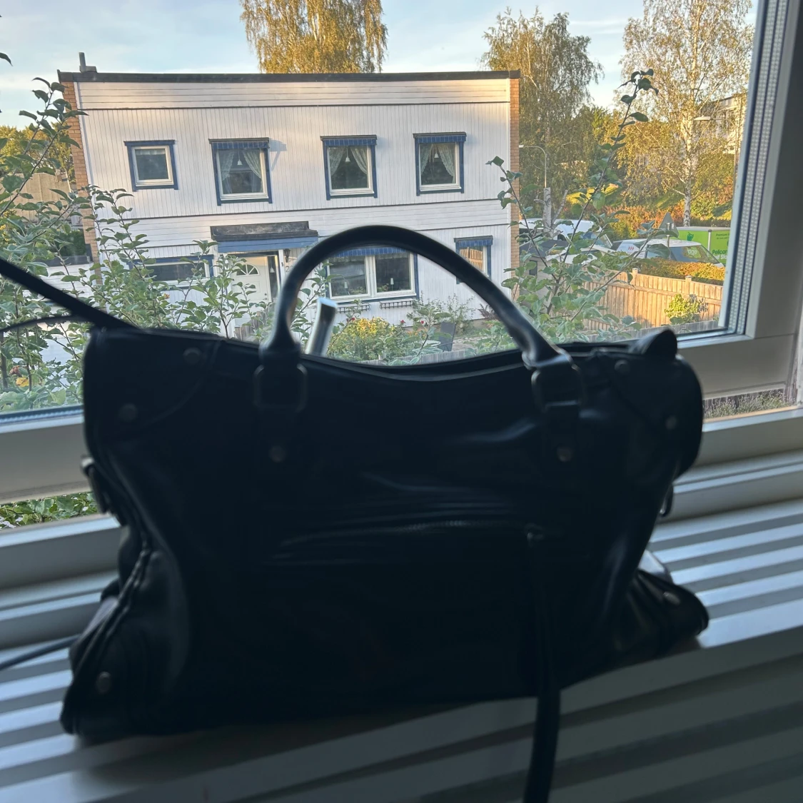 Svart handväska från Gina Tricot - 1