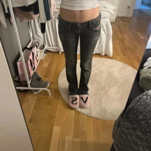 Diesel svarta bootcut jeans låg midja - Säljer ett par svarta jeans från Diesel med låg midja och bootcut-ben. Jeansen har klassiska fem fickor, snygga slitningar och Diesel Industry-logga på fickan. Perfekta för dig som gillar en cool och tidlös look. Är i storlek 28-29 i waisten.