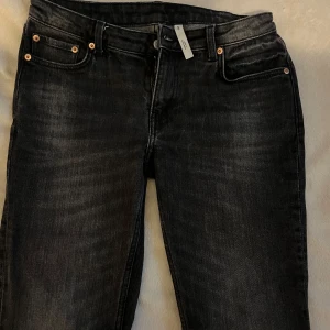 Svarta jeansbyxor från Weekday Flame - Snygga svarta jeansbyxor från Weekday, inga defekter eller annat på jeansen endast använda fåtal gånger. W29/L34💕