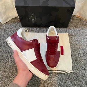 Valentino flycrews  - Säljer ett par riktigt feta valentino flycrews i mycket bra sick 8/10. Skorn är i storlek 41. Alla nitar finns på skorna men 2 av de är påsatta i efterhand. Skriv gärna vid funderingar 👍Piris är ej hugget i sten 🪨 ✅.