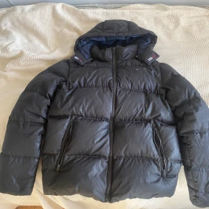 Tommy Hilfiger svart dunjacka herr - Säljer min svarta dunjacka från Tommy Hilfiger. Den är i bra skick och håller värme bra. Jag är 184cm och den är ganska liten för mig.