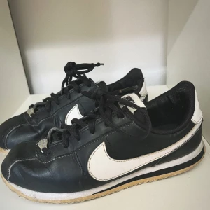 Nike Cortez svart/vit  - Klassiska Nike Cortez sneakers i svart skinn med vit swoosh och detaljer. Storlek 37.5💕