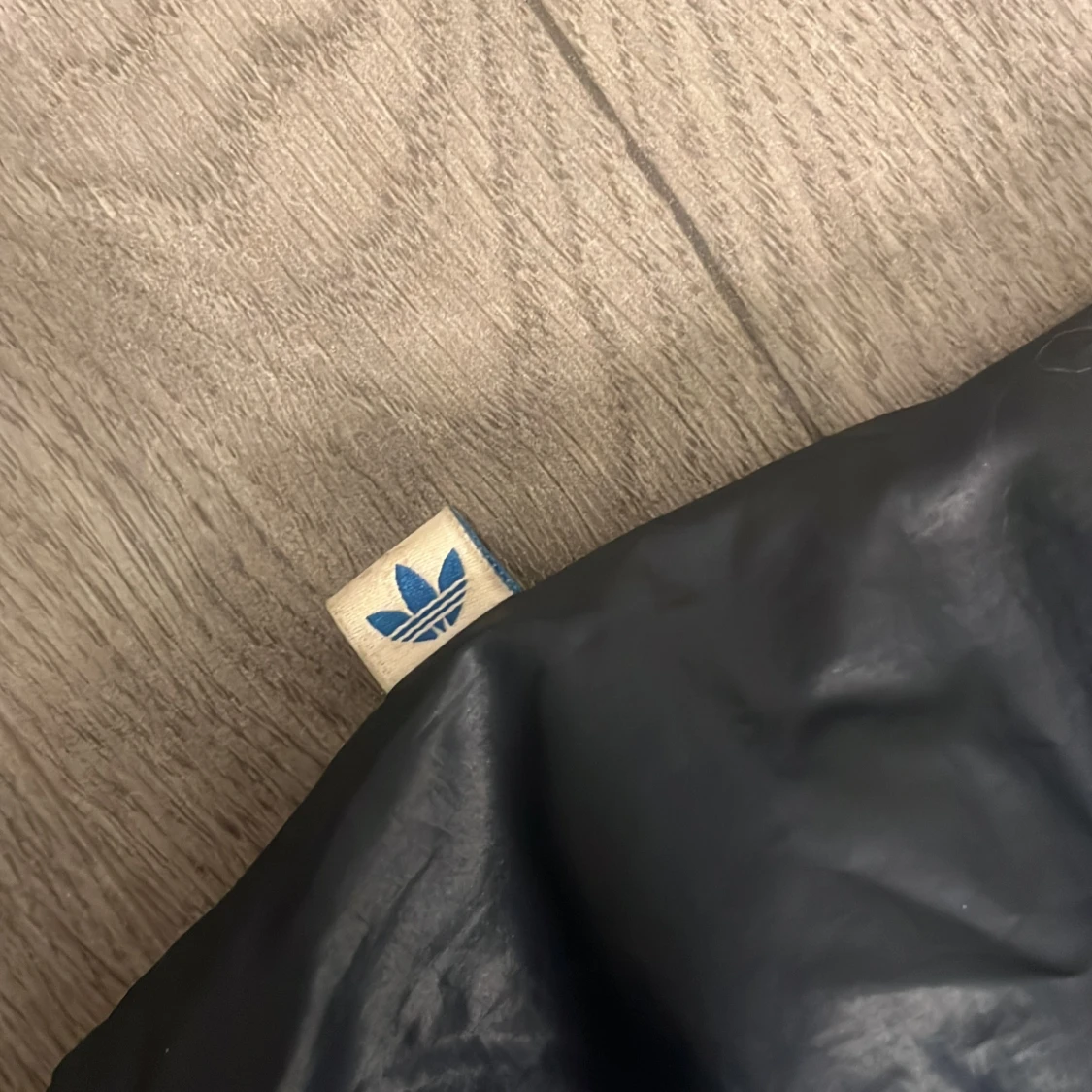 Svart och röd vindjacka från Adidas - 4