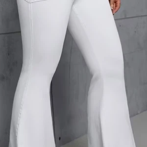 Vita bootcut jeans med lågmidjade ! - Snygga vita jeans med bootcut-modell och är låg midjade egentligen!kostar egentligen 399 .går att pruta