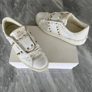 Valentino skor - Valentino Open - Skick: Fint skick - Tillbehör: Valentino kort - Nypris: 6000kr - TrendWardrobe