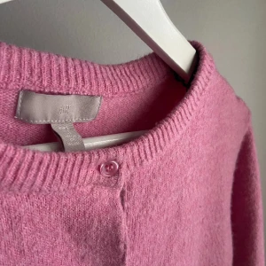 Rosa kofta - En rosa kofta med rosa knappar, använd få tal gånger. Lite nopprig 💗