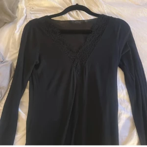 Svart intimissimi tröja med spets - Svart intimissimi tröja med spets i nyskick. Den har blivit tvättad nån gång därmed att märket syns ganska svagt. Säljer pga att den inte kommer till användning och jag gillar inte riktigt hur den sitter på mig💞