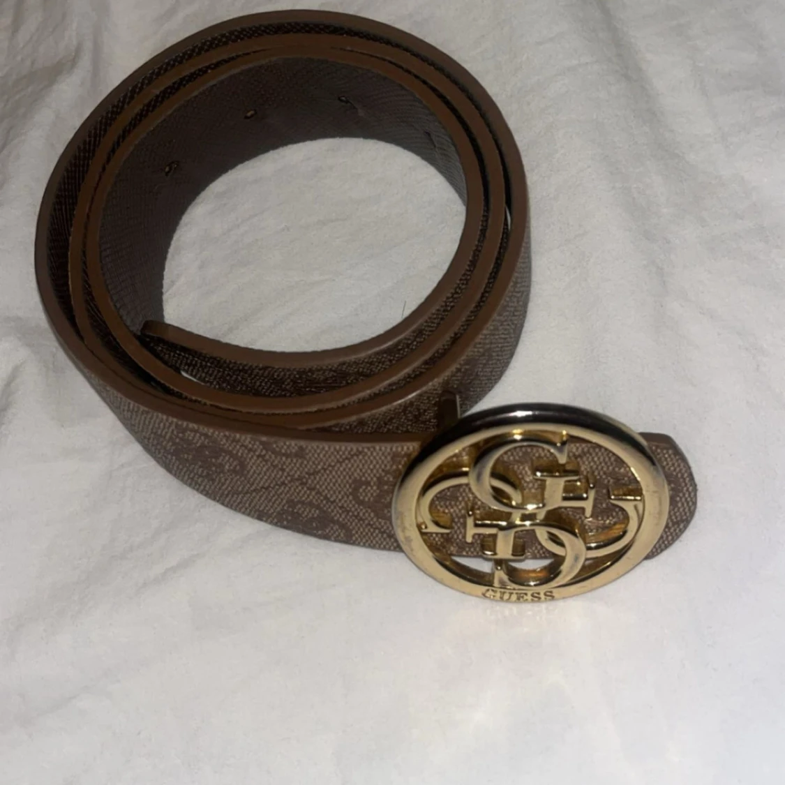 Brunt Guess bälte med guldspänne