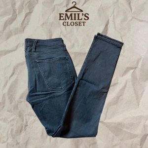 Replay anbass - Svarta replay anbass i gott skick förutom att det är en fläck på vänster ben(syns knappt). Storlek W32 L34. Tveka inte på att höra av dig.