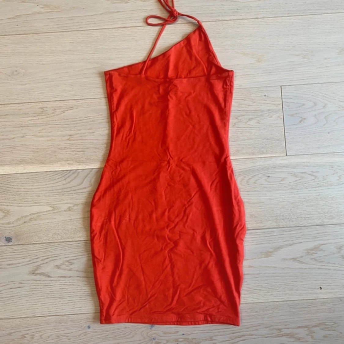 Röd one shoulder kortklänning - 1