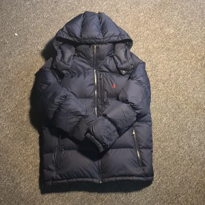 Marinblå Ralph lauren jacka - Marinblå Ralph lauren dunjacka | Storlek XS eller XXL barn | Skick 8/10 liten defekt på sista bilden | Skriv vid frågor