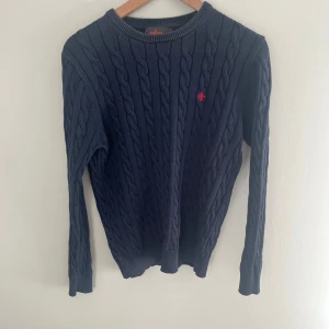  kabelstickad Morris tröja - Snygg Kabelstickad marinblå tröja från Morris i ett väldigt bra skick, st S, pris 499kr, för frågor hör av er! // Royal 