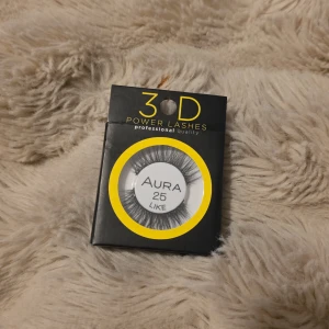 3D Power Lashes & Lim från Technic - Säljer ett par dramatiska 3D Power Lashes i modellen Aura 25 Like, perfekta för att ge volym och längd till fransarna. Medföljer två tuber Technic False Eyelash Glue, 1 ml vardera, för enkel applicering. 