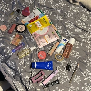 Sminkkit med highlighter, rouge & borstar - Stort sminkkit med highlighter, rouge, ögonskuggspalett i nude-nyanser, läppbalsam, primer, mascara, beautyblender och ögonskuggsborste. Inkluderar även face mist och toner. Perfekt för dig som vill testa olika produkter och märken.