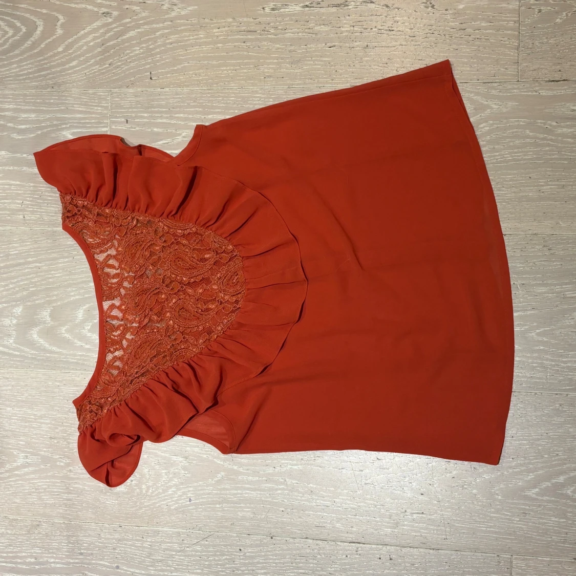 Röd blus med spets från Vila - 1