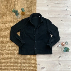Svart overshirt från Donce De La Sense - Asfet overshirt från donce de la sense aldrig använd. Strlk S men passar M mitt pris 529kr