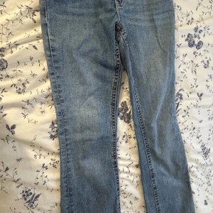 Blå jeansbyxor från Gina tricot - Säljer ett par blåa flare jeansbyxor från Gina tricot. Har knappficka där bak.
