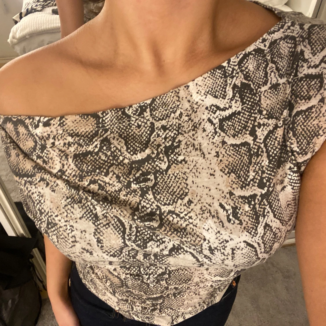 Beige/grå one shoulder topp med ormmönster - 1