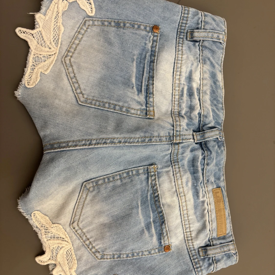 Ljusblå jeansshorts med spetsdetaljer - 1