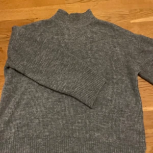 Stickade tröjor och en stickad byxa - 1a tröjan är från lager157 i S, andra tröjan är från Gina tricot i L (är S i vanliga fall men denna sitter fint om man vill ha den oversized), byxorna är från newyorker i S. För bilder skriv dm. Pris 100 kr men priset kan diskuteras om man köper direkt 