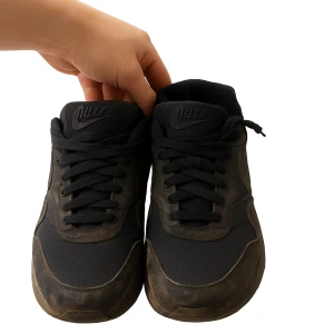 Svarta Air Max 90s - Svarta Nike Air Max sneakers med klassisk siluett och synlig Air-dämpning i sulan. Skorna har snörning, rund tå och är tillverkade i en mix av skinn och syntetmaterial. Perfekta för dig som gillar en sportig och stilren look.