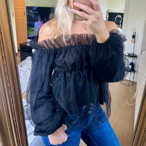 Svart offshoulder topp i tyll - Säljer en svart bolerotopp i tyll med offshoulder-modell. Strl S, Gina Tricot 
