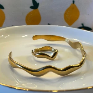 Guldfärgat vågigt ring och armband set - Matchande ring och armband 