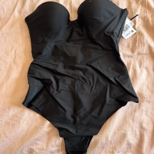 H&M body - Helt ny och oanvänd body från h&m. Super populär och slutsåld💗med lappar kvar. Banden medföljer. Säljer även samma i 75B