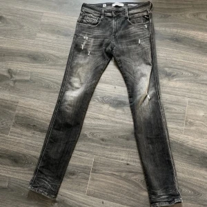 Replay Anbass Jeans - Riktigt sköna Replay Anbass jeans | Skick 9/10 | Mörkgrå | Storlek 30/32 | 