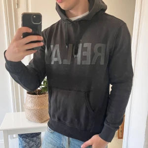 Svart replay hoodie M - Svart replay hoodie M, inga större defekter. Har liksom behövts igen sy vid armen. Det syns inte särkilt tydligt. Men ni ser det på bilden där. Modellen är 180,75 kg! 