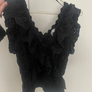 Svart topp - Svart ”stickad” topp från Zara, använd väl men fof i fint skick! Strl L men ganska liten i storleken. Jag som S/M kan använda. 