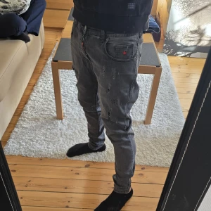 Dsquared2 Jeans - Supersnygga gråa Dsquared2 Jeans med revor i storlek 32. Observera att lappen back har lossnat lite i ena hörnet, syns på bild 3. Dett är dock inget man ser när man har på sig dem. 🤩❤️‍🔥