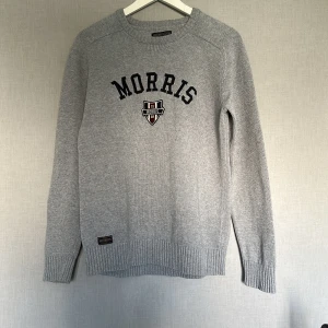 Morris tröja - Säljer en riktigt snygg grå stickad tröja från Morris Gents. Perfekt för dig som gillar klassisk och stilren look.