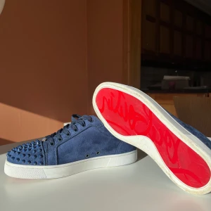 Christian Louboutin  - Tja, säljer mina Loubs av den anledning att jag bara inte tycker att de passade mig. Skorna är storlek 40 men passar allt emellan 40-42! Box, dustbag och även en extra nit ingår. Priset går att förhandla, tveka inte på att höra av dig vid frågor eller om du helt enkelt bara vill ha fler bilder!😃